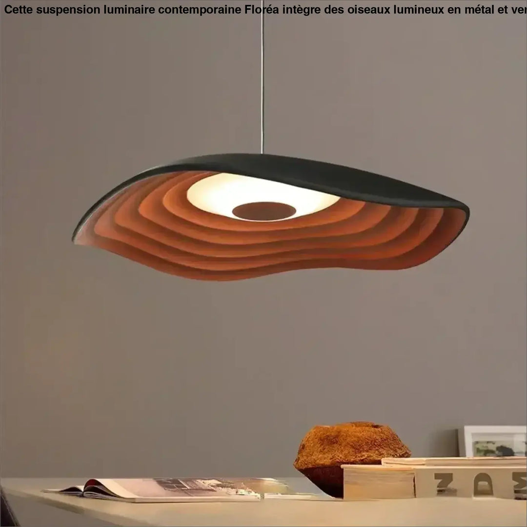Suspension luminaire contemporaine floréa avec anneaux en bois concentriques ambrés et coque noire mate élégante