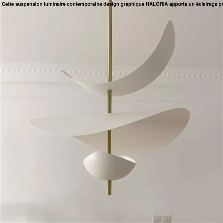 Suspension luminaire contemporaine en plaques blanches abstraites suspendues à une tige dorée design graphique haloria