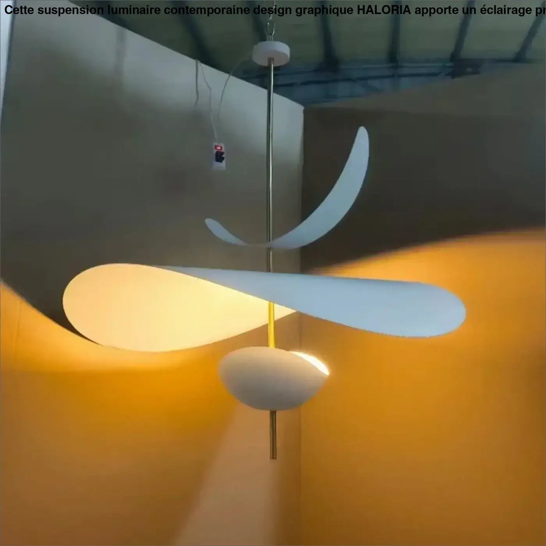 Suspension luminaire contemporaine en blanc avec abat-jours abstraits en forme d ailes et tige centrale ton laiton