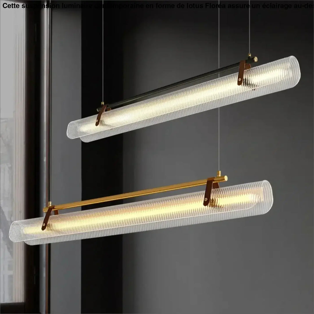 Deux suspensions luminaires rizor en verre cannelé avec finition dorée et accents en laiton suspendues au plafond