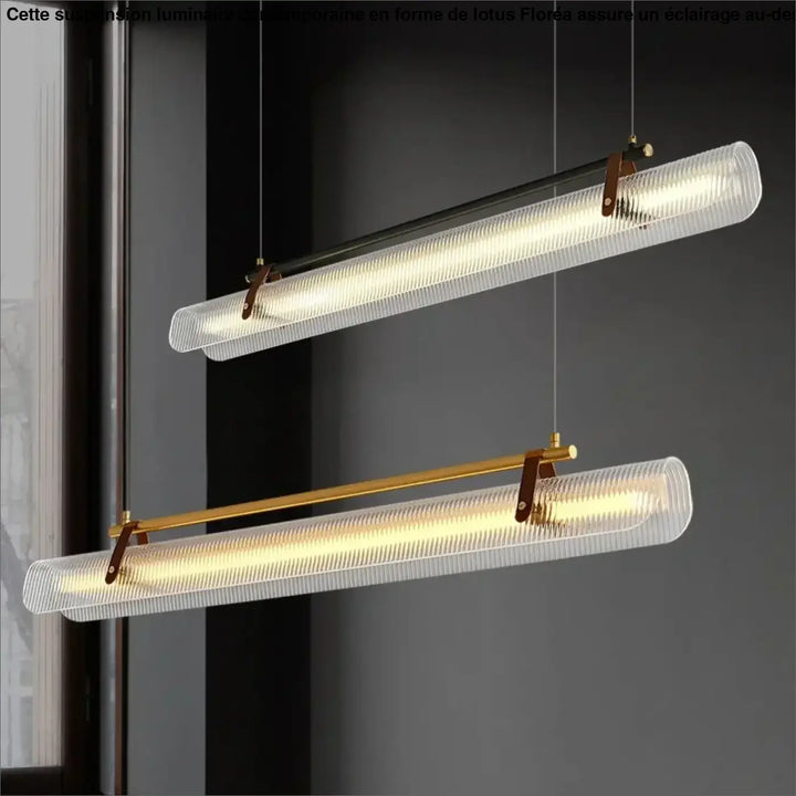 Deux suspensions luminaires rizor en verre cannelé avec finition dorée et accents en laiton suspendues au plafond