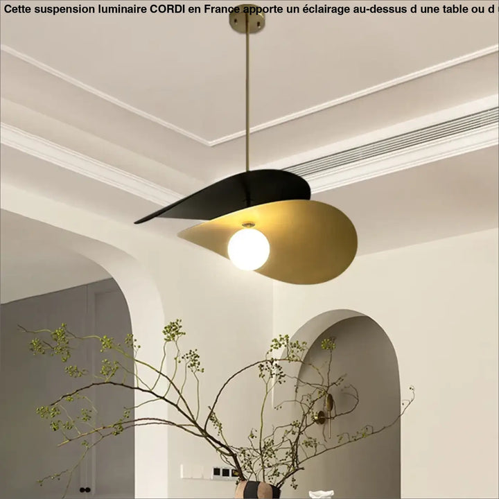 Suspension design contemporain noir et doré avec globe blanc