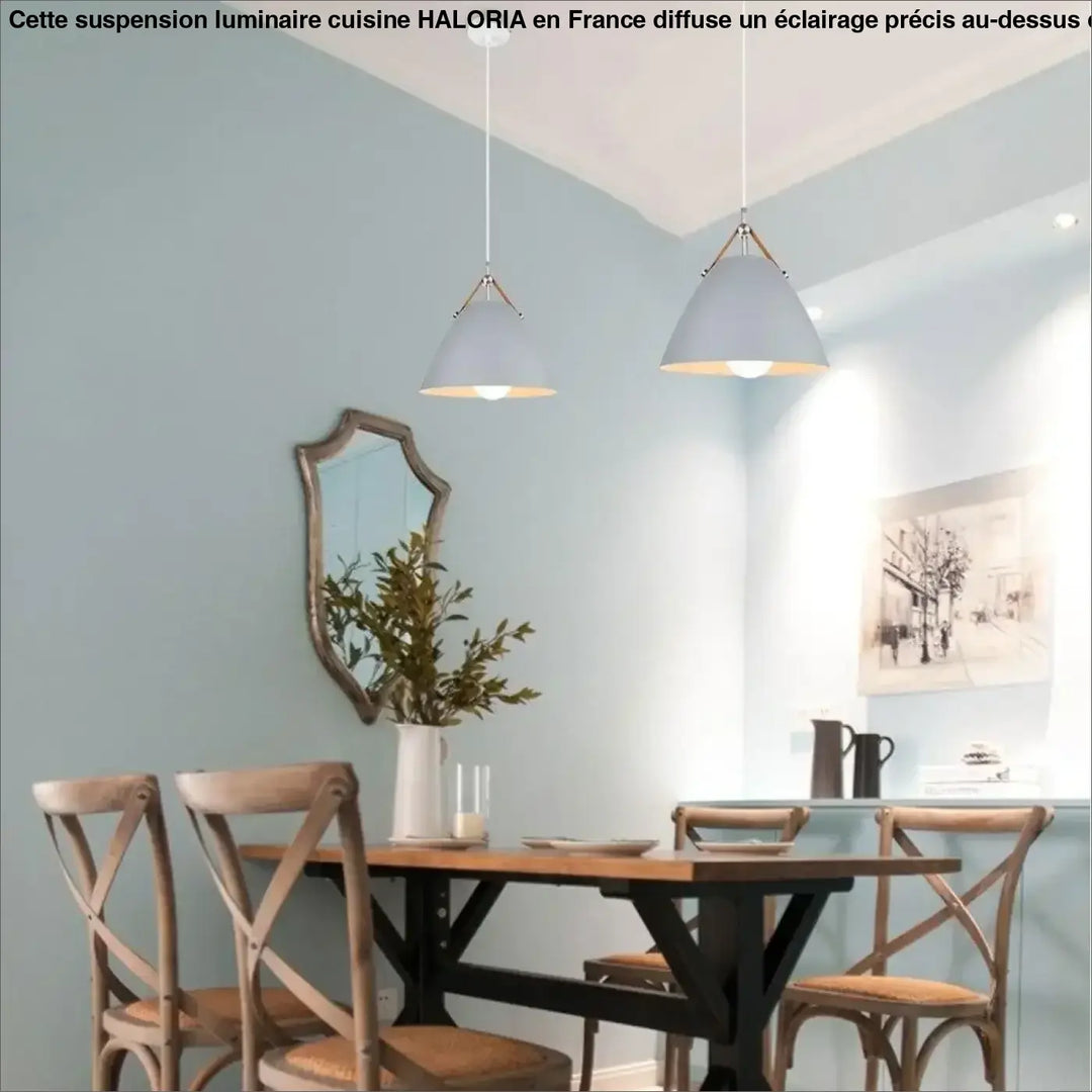 Deux suspensions luminaire cuisine haloria avec abat-jours coniques gris mat et cordons blancs au-dessus d’une table repas