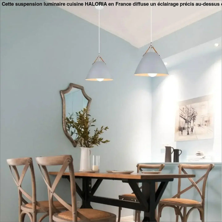 Deux suspensions luminaire cuisine haloria avec abat-jours coniques gris mat et cordons blancs au-dessus d’une table repas