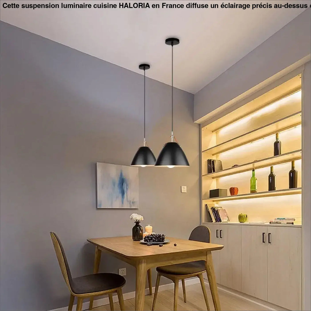 Deux suspensions luminaire cuisine noires suspendues au-dessus d’une table à manger en bois haloria