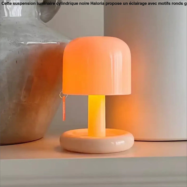 Lampe de chevet milly en plastique lisse et brillant couleur pêche avec base circulaire parfaite pour un chevet crépusculaire c’est choisir élégance