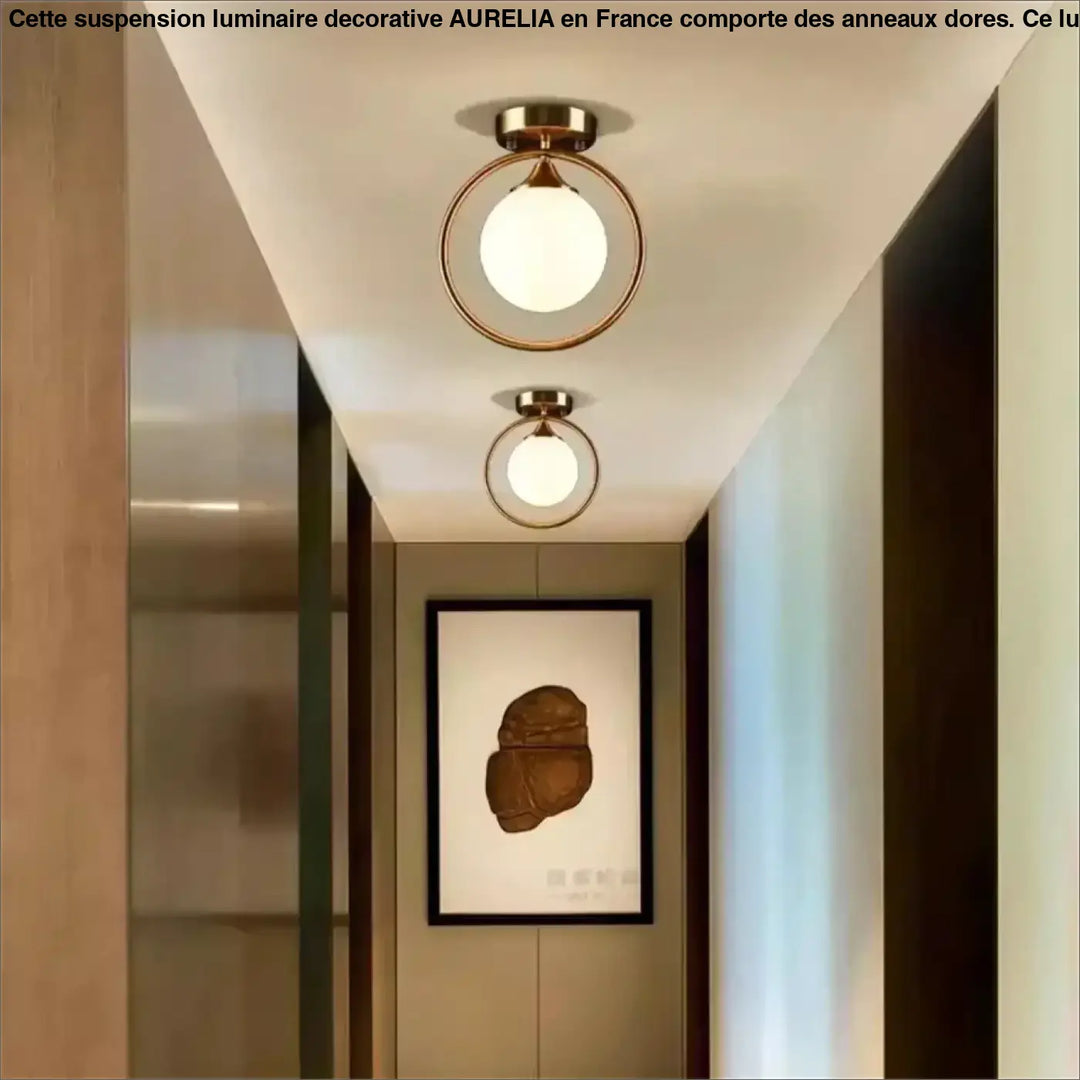 Luminaire plafonnier orbane avec anneau doré et boule lumineuse en verre dépoli pour un plafonnier chic moderne