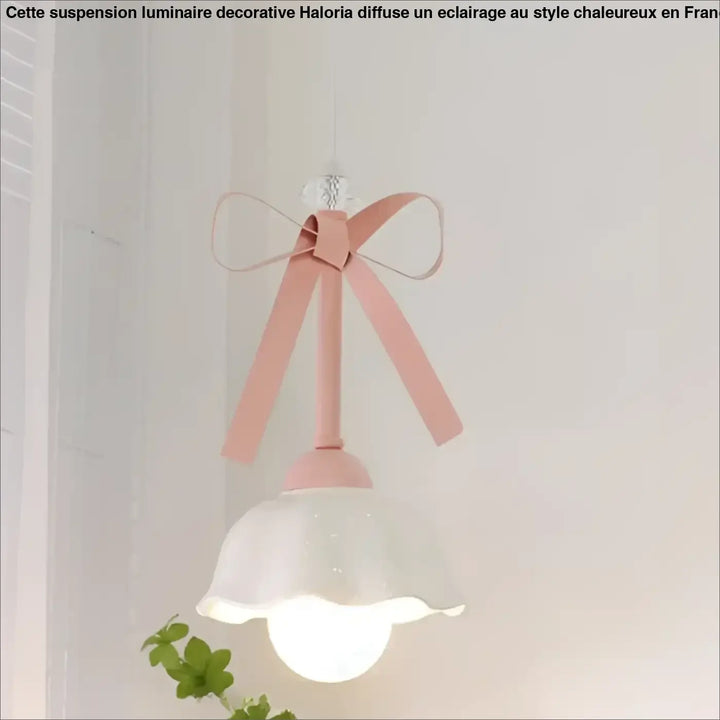 Suspension luminaire sissi avec nœud décoratif rose poudré et abat-jour blanc festonné en tissu