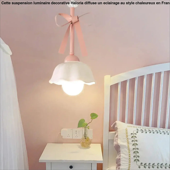 Suspension luminaire sissi avec abat-jour en céramique fleur blanche rose poudré et nœud décoratif en ruban
