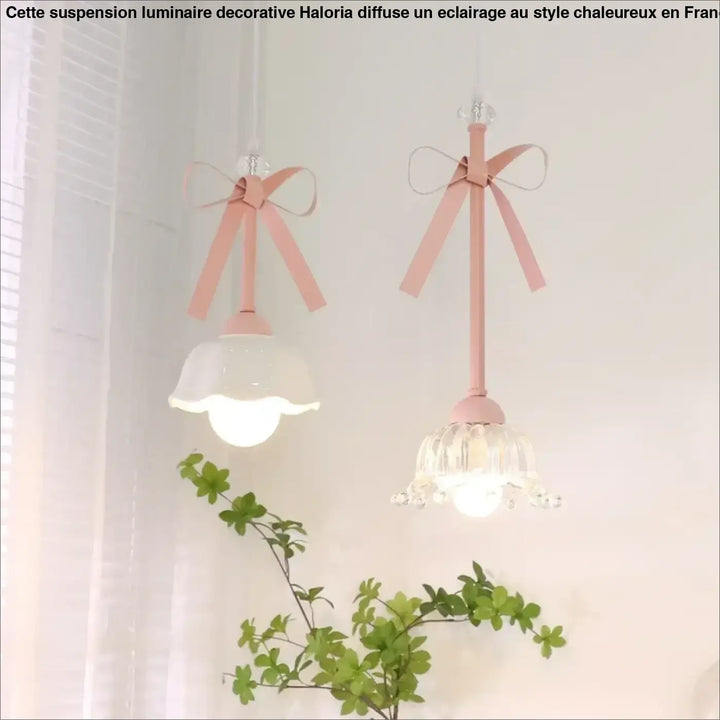 Suspension luminaire sissi avec abat-jour en verre floral et nœud décoratif rose poudré en tissu sur câbles