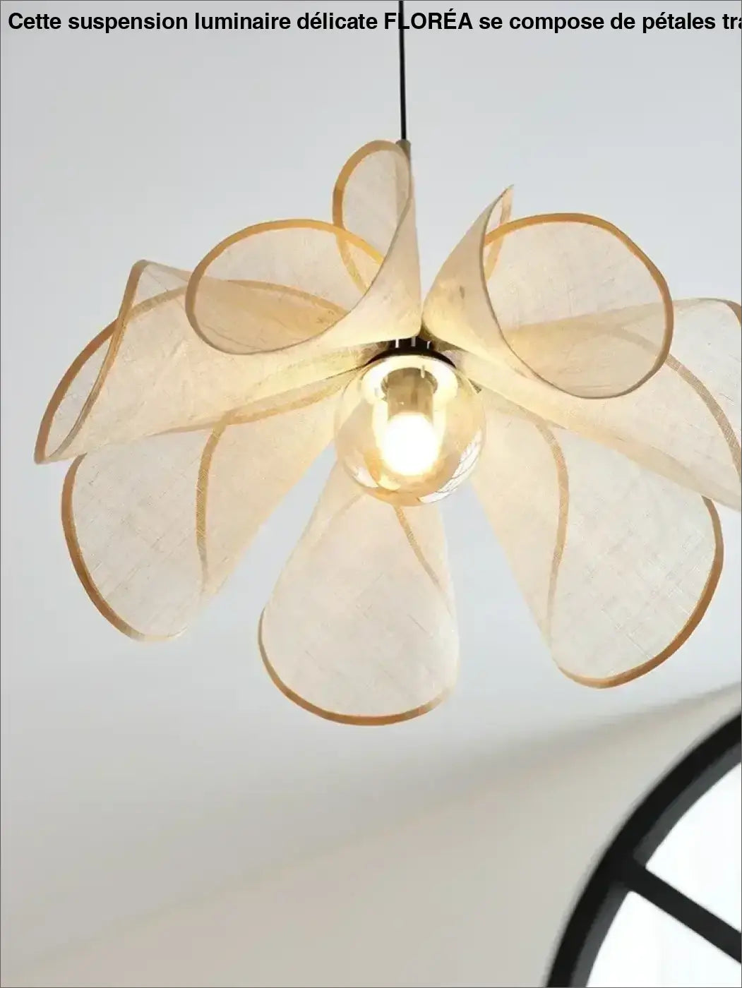 Suspension luminaire délicate translucides évoquant feuille en pétales 