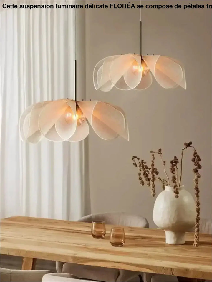Suspension luminaire délicate translucides évoquant feuille en pétales 