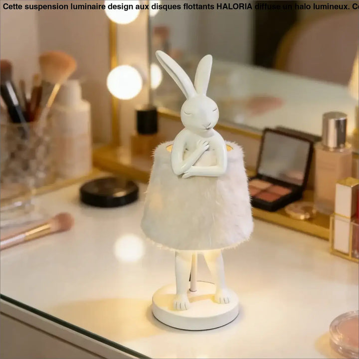 Lampe de table bunnya en porcelaine blanche avec jupe en plumes et base lumineuse pour un objet décoratif plus qu’un simple éclairage