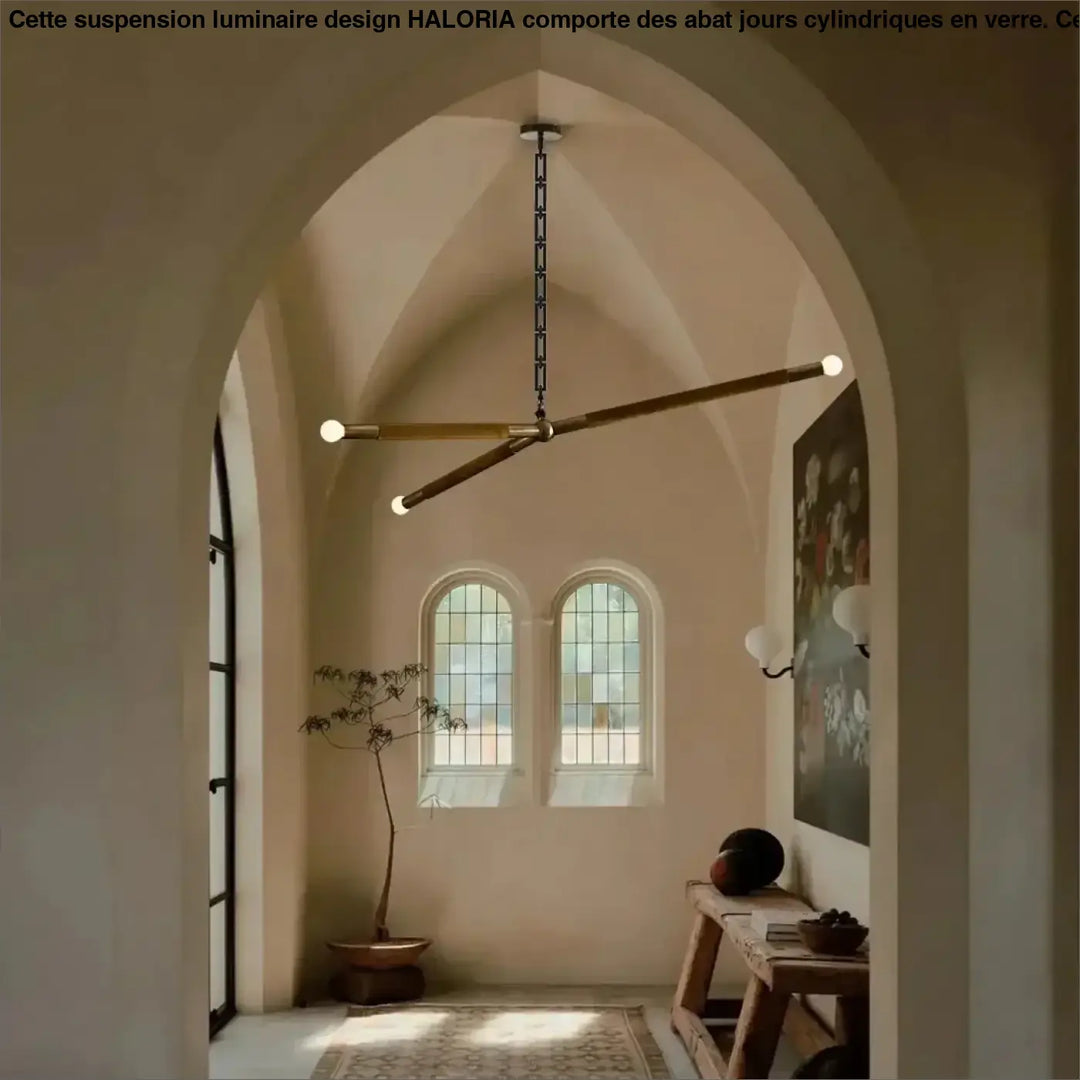Suspension luminaire pika avec design asymétrique en laiton et globes lumineux blancs suspendus par chaîne noire