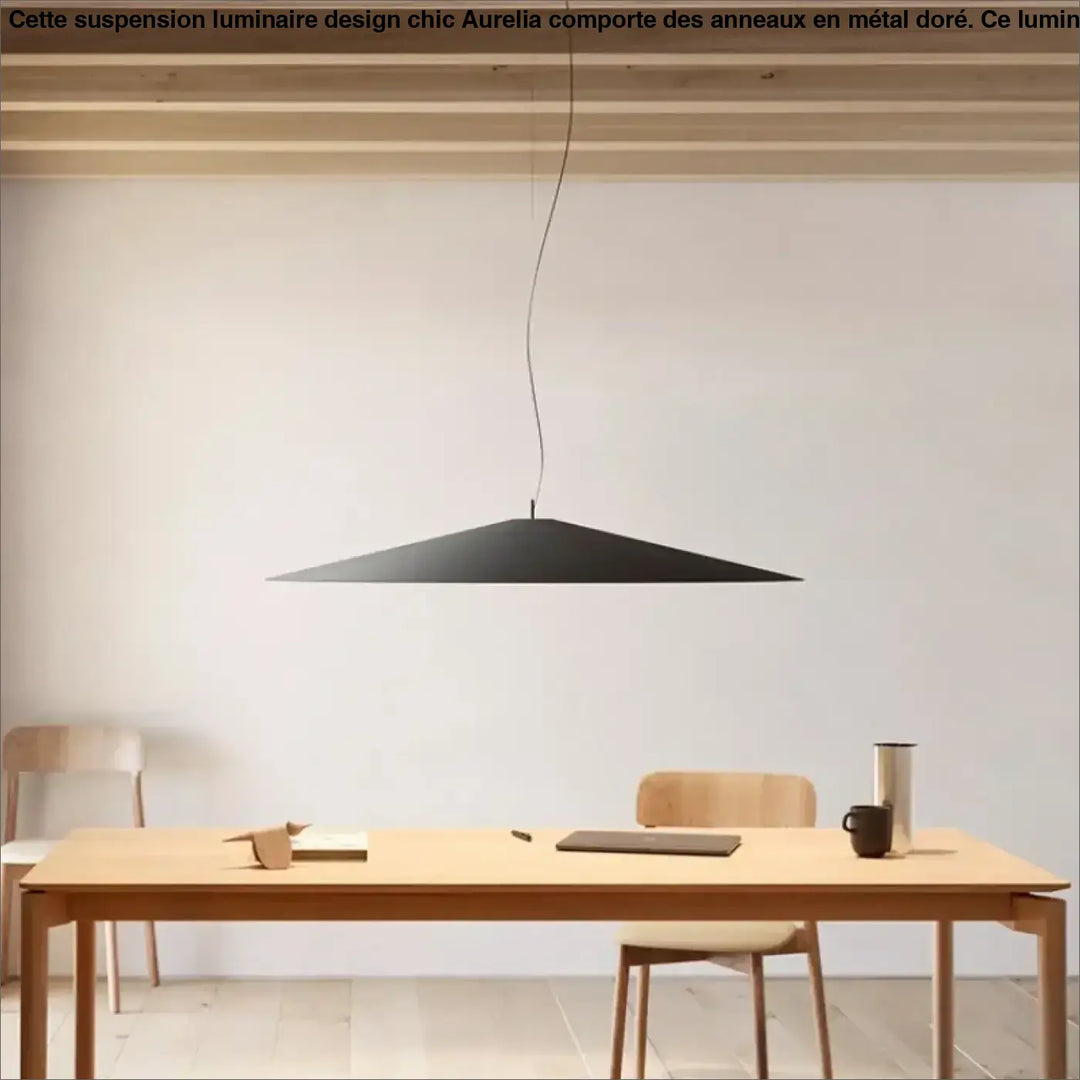 Suspension luminaire remah conique noire minimaliste suspendue au-dessus d’une table en bois