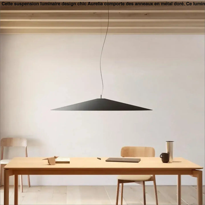 Suspension luminaire remah conique noire minimaliste suspendue au-dessus d’une table en bois