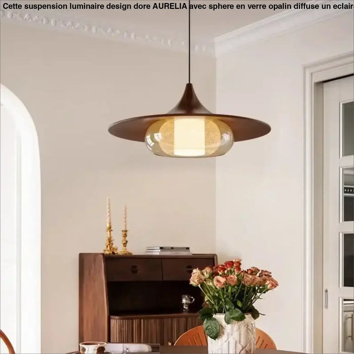 Suspension luminaire aurea avec cadre métal effet cuivre ton bois foncé et globe en verre ambré gravé contemporain
