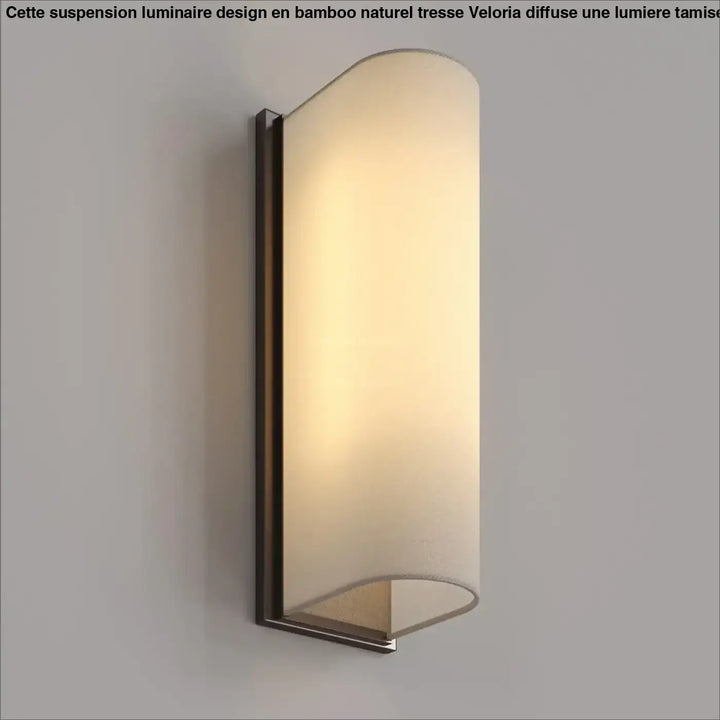 Luminaire design suspension avec abat-jour en verre dépoli courbé et cadre métal brossé en bamboo naturel tressé veloria