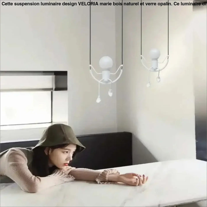 Deux suspensions luminaires blanches minimalistes au design ludique articulé suspendues par des câbles noirs