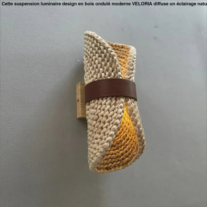 Beige et jaune moutarde chapeau en paille tressée avec sangle en cuir marron pour suspension luminaire design bois ondule moderne veloria