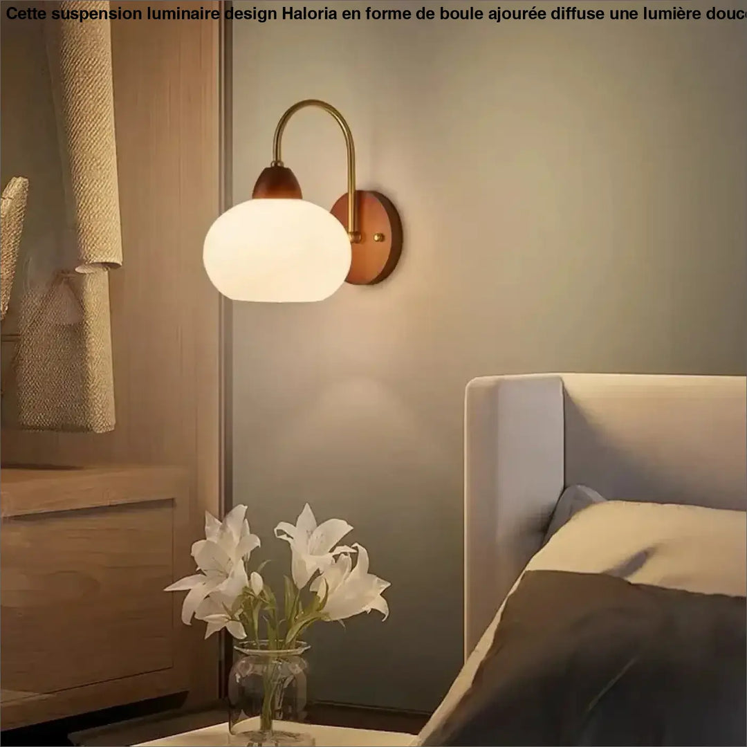 Applique murale arkena finition dorée avec globe en verre dépoli pour un style murale rétro chic élégant
