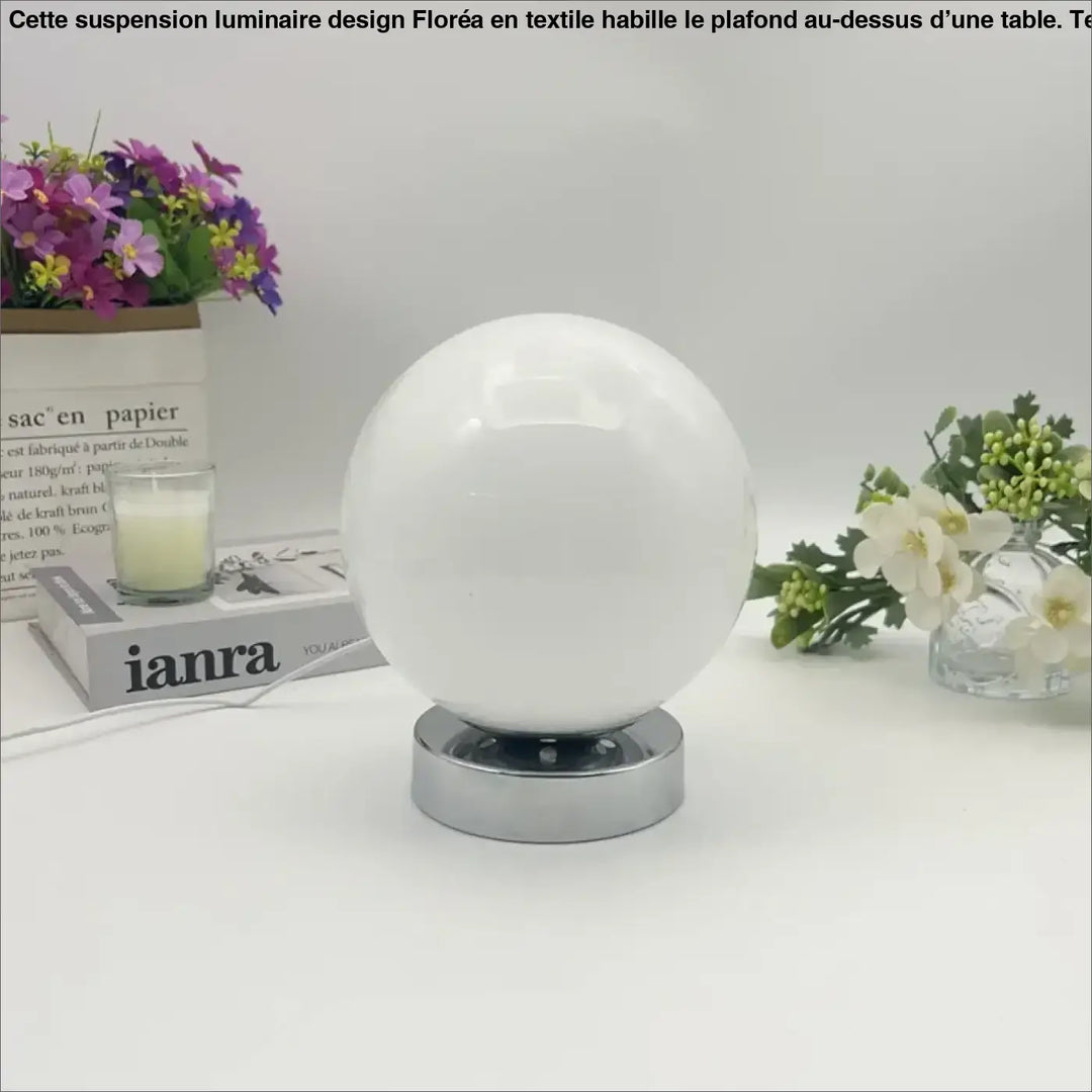 Lampe de chevet lange avec lumière douce en verre givré blanc et base chrome pour un éclairage chaleureux plus qu’un simple luminaire