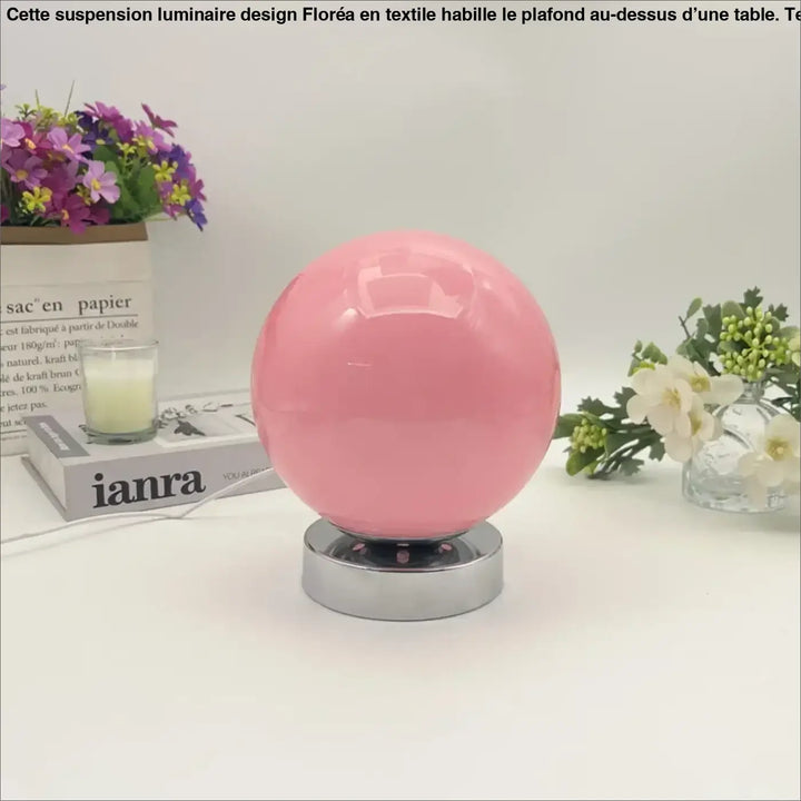 Lampe de chevet lange avec lumière douce ronde rose brillante et base chrome pour un éclairage chaleureux plus qu’un simple objet