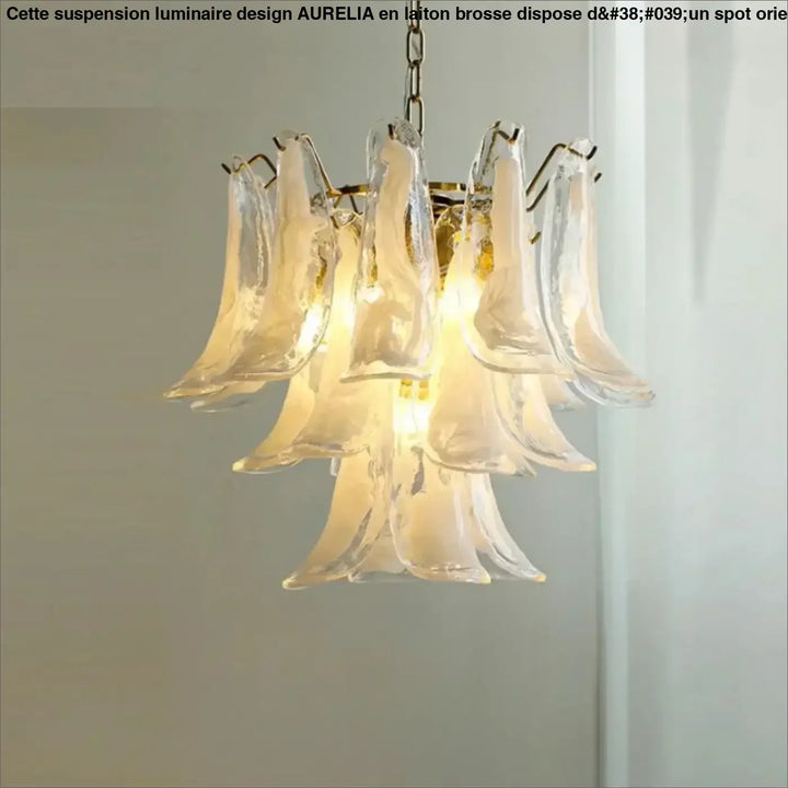 Suspension luminaire nymo en verre soufflé avec un design en pétales translucides et chaîne en laiton pour élégance intemporelle