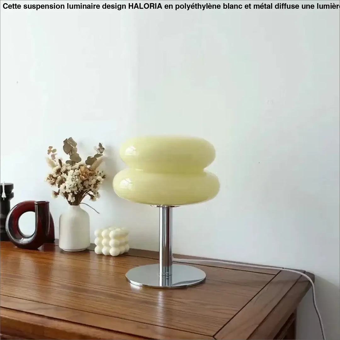 Lampe à poser pastel jaune à deux étages en verre avec pied chromé apporte une touche moderne scandi