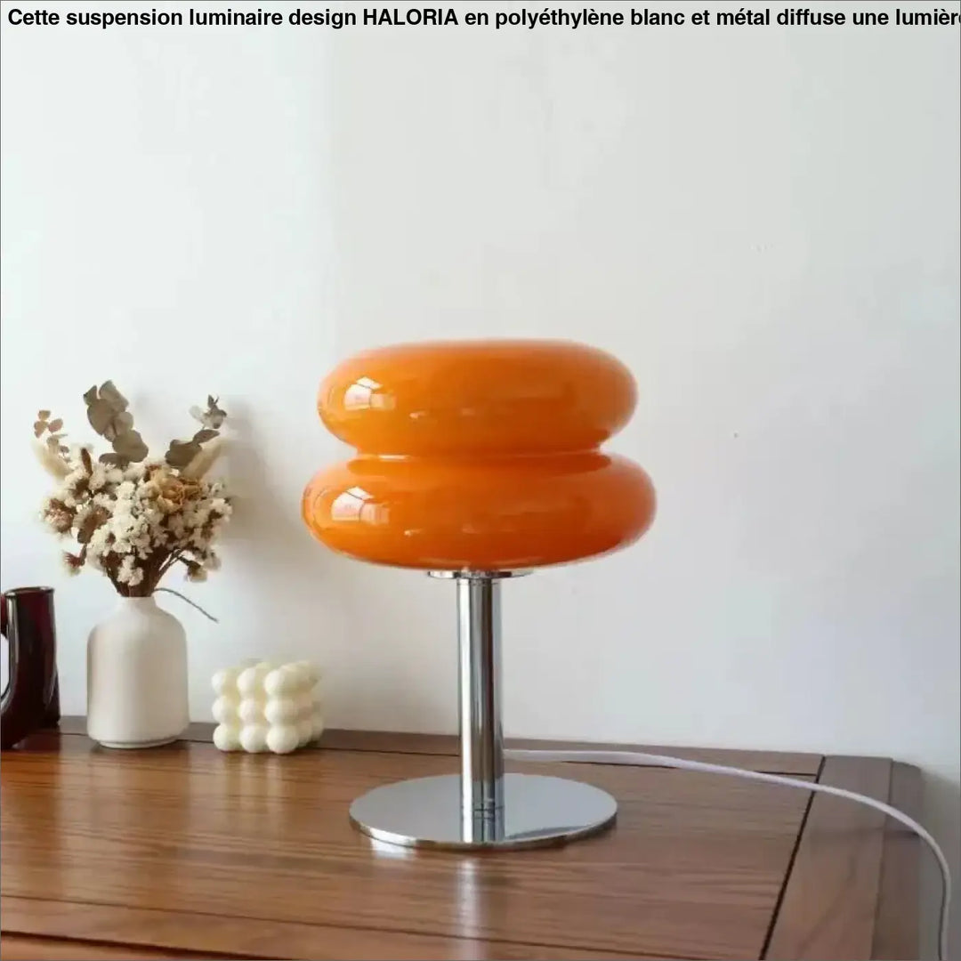 Lampe à poser orange vif en verre avec pied chromé apporte élégance et modernité pour intérieur scandinave