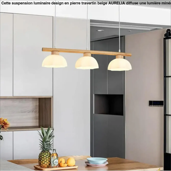 Suspension luminaire design en pierre travertin beige avec barre en bois naturel et trois abat-jours en verre blanc crème