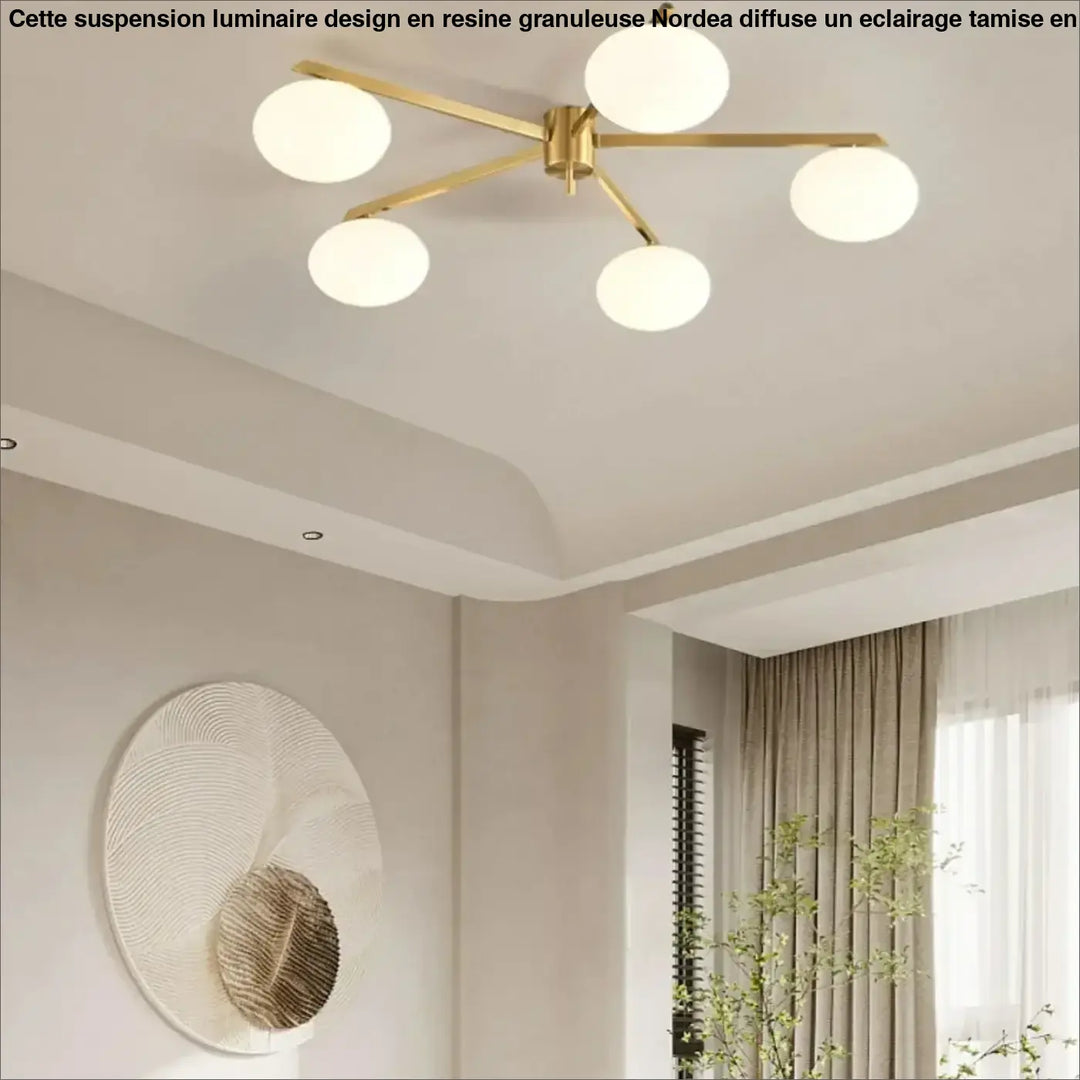 Plafonnier moderne xilys avec cinq globes en verre blanc et bras graphiques dorés ton or