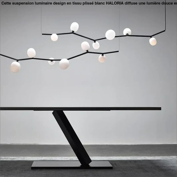 Suspension luminaire design en tissu plisse blanc avec chandelier noir et globes en verre blanc sphériques en forme d arbre