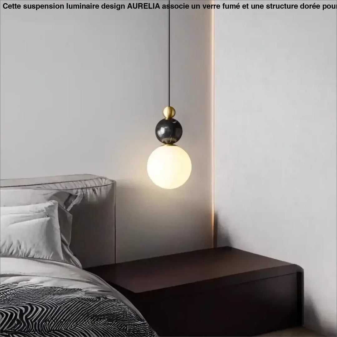 Suspension luminaire eluna avec sphère en marbre noir, accent doré et globe en verre dépoli pour un design moderne