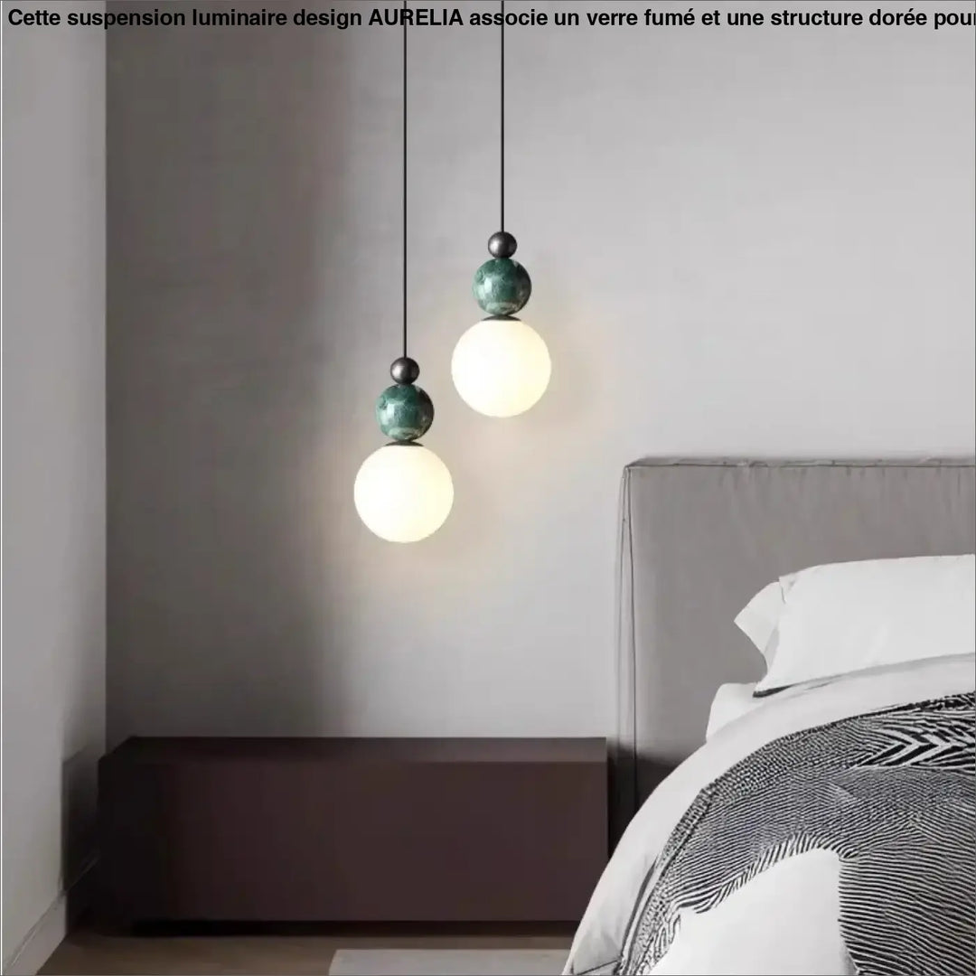 Suspension luminaire eluna avec design moderne, abat-jour sphérique vert mat et globe en verre dépoli au-dessus du lit
