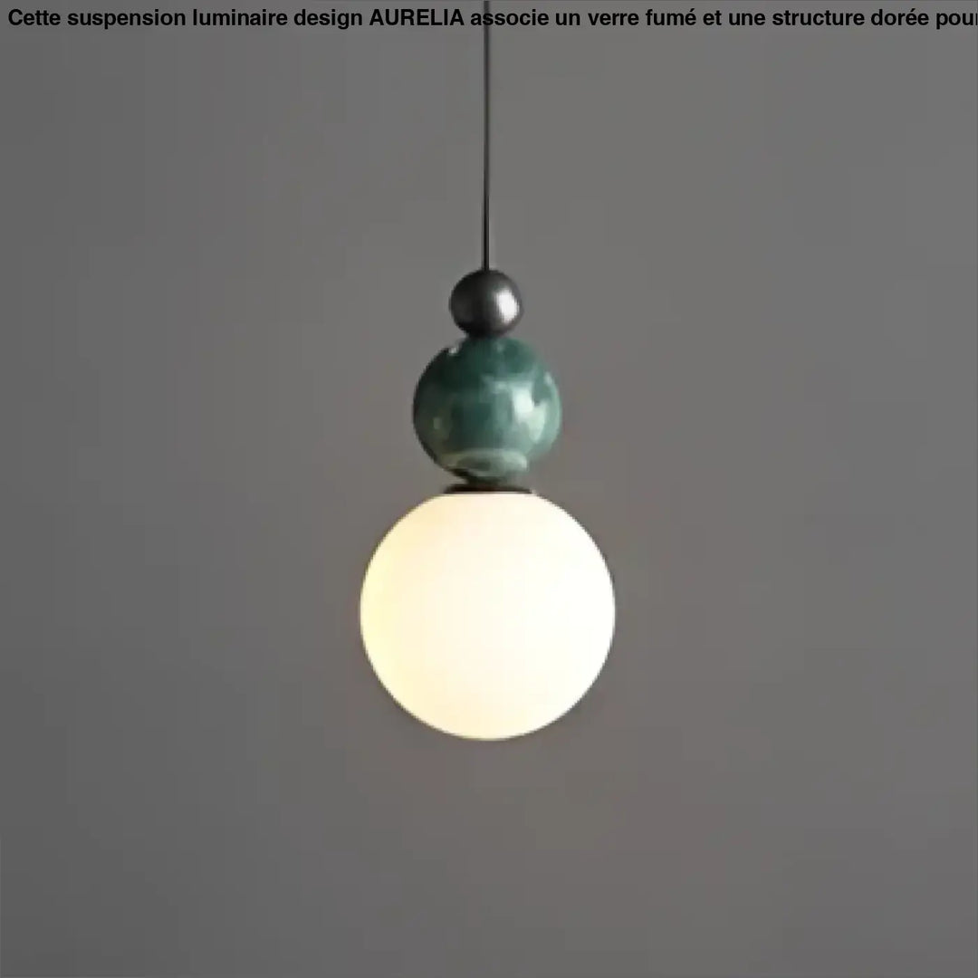 Suspension luminaire eluna avec design moderne featuring orbe céramique vert mat au-dessus d’un globe en verre blanc