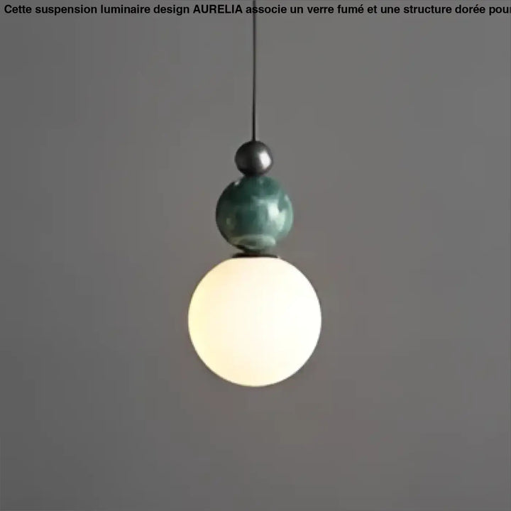 Suspension luminaire eluna avec design moderne featuring orbe céramique vert mat au-dessus d’un globe en verre blanc