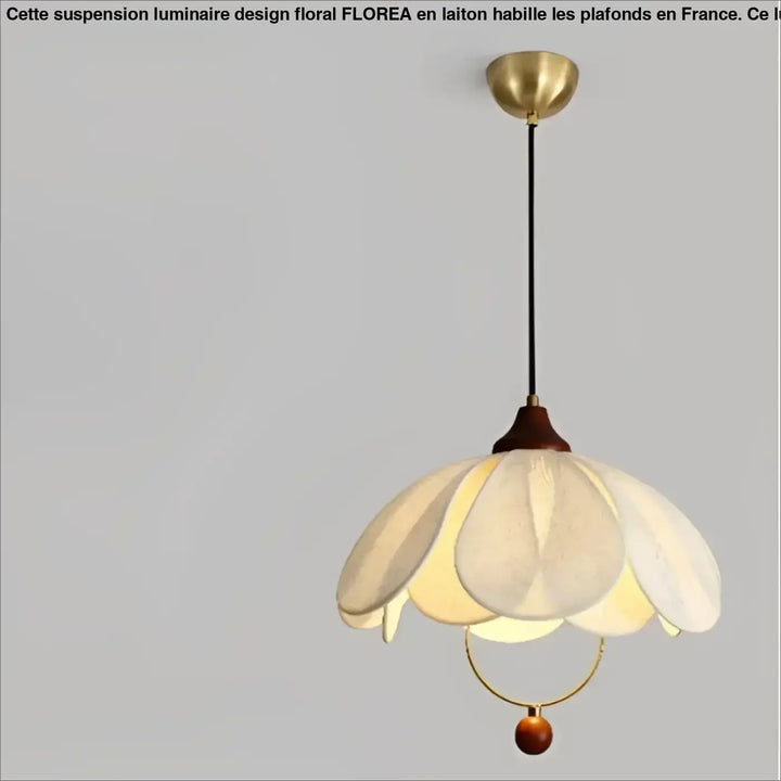 Suspension luminaire élégante perak avec fleurs en papier crème et détails dorés en laiton au plafond
