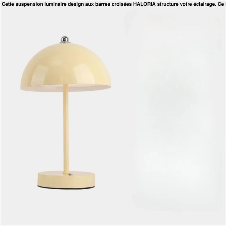 Lampe de chevet skadi en design scandinave avec dôme crème et base métallique pour un éclairage tamisé et lumière douce