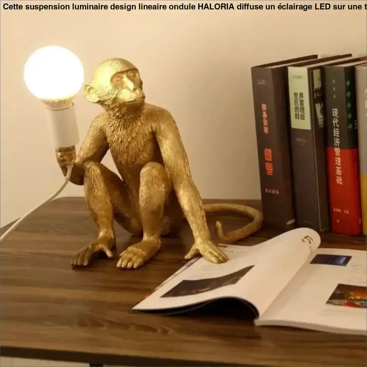 Lampe de chevet kapok figurine singe doré en métal texturé tenant une lumière douce pour une décoration intérieure moderne