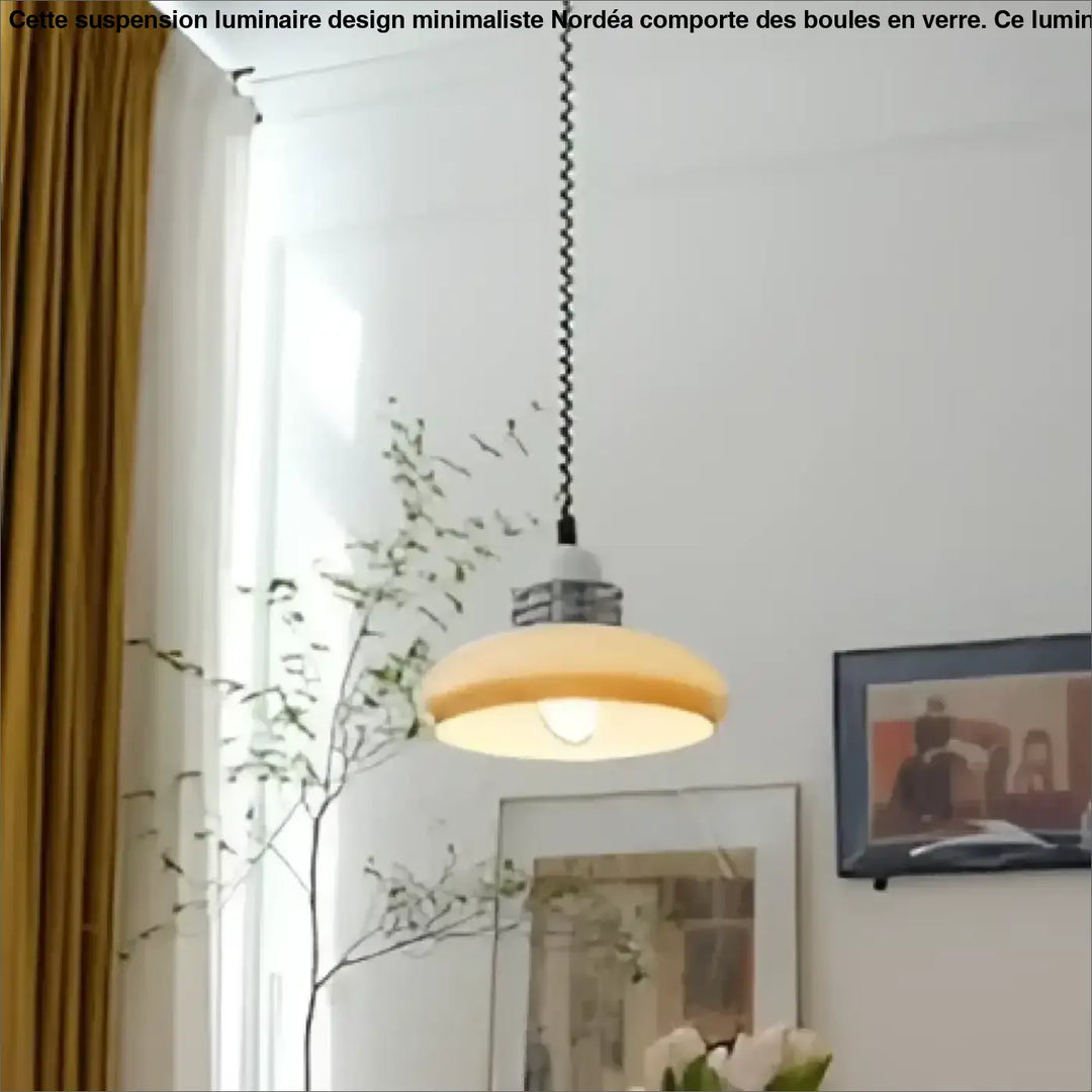 Suspension luminaire camila design rétro avec cadre métal finition laiton et abat-jour en verre dépoli chaud