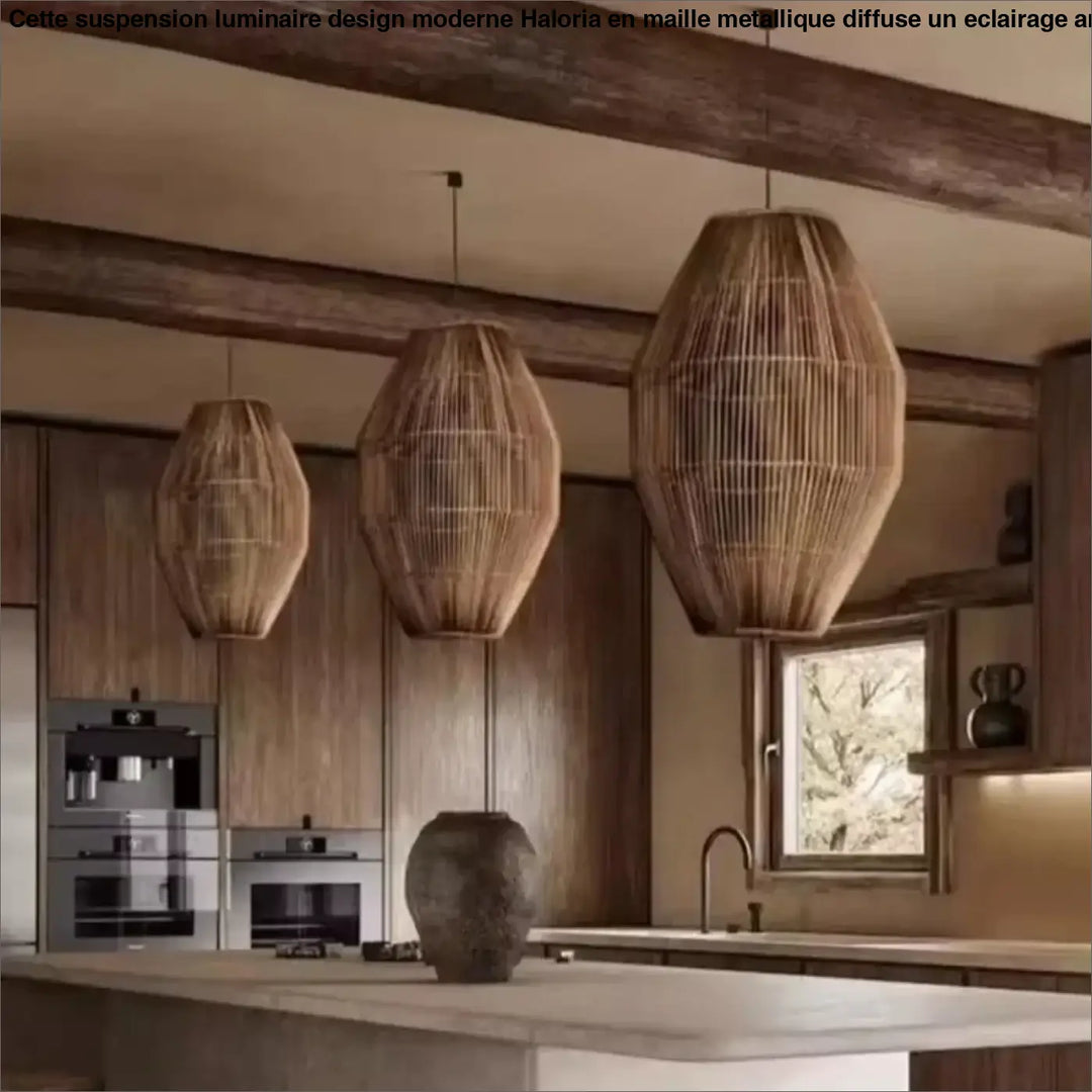 Suspension luminaire tianah avec trois abat-jours en rotin style scandinave tressé naturel aux tons chauds terreux