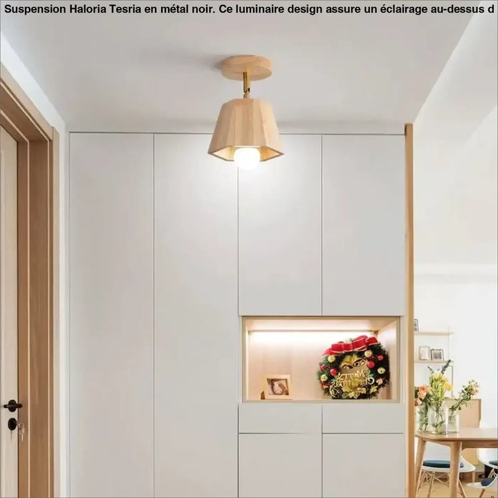 Suspension luminaire design moderne noir en metal avec abat-jour hexagonal en bois et accents en laiton au-dessus dune table