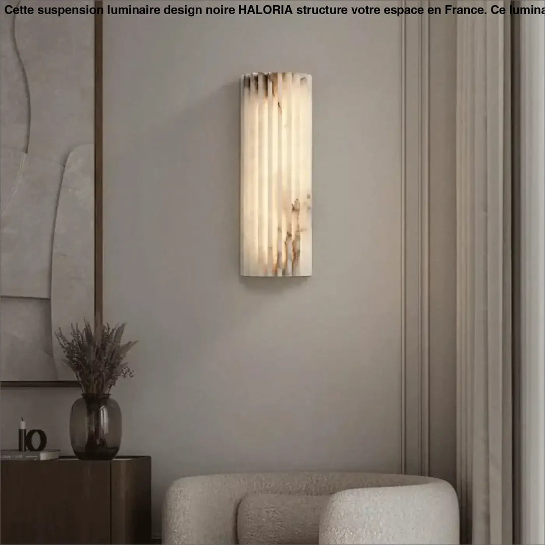 Applique murale albor en albâtre translucide à finition striée avec lumière chaude et design murale élégant
