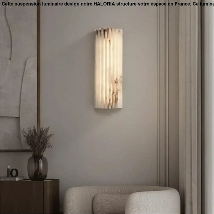 Applique murale albor en albâtre translucide à finition striée avec lumière chaude et design murale élégant