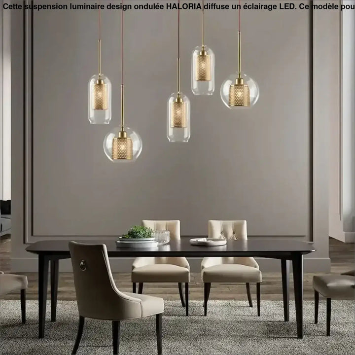Cinq suspensions luminaires zelorr avec abat-jour en verre transparent et intérieur perforé en métal doré