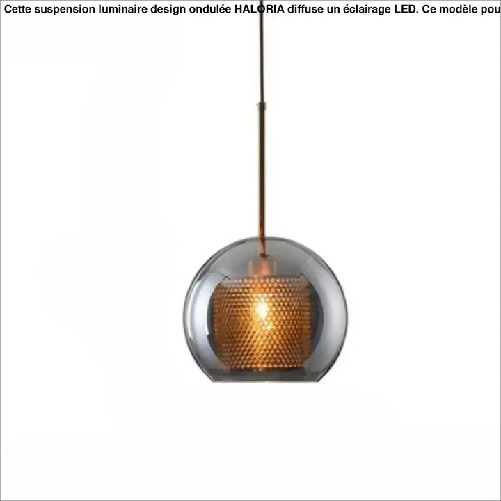 Suspension luminaire zelor avec globe en verre clair et intérieur en nid dabeille ambré suspendu par tige en laiton