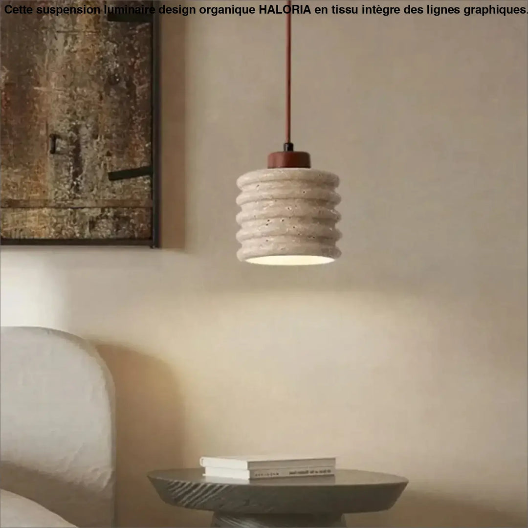 Suspension luminaire ariana en céramique beige texturée avec rainures concentriques et haut en bois chaleureux suspension minimaliste devient rapidement incontournable