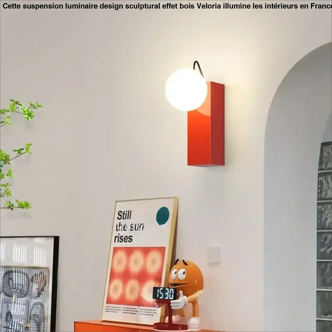 Luminaire design sculptural moderne suspension avec base rouge brillante rectangulaire et ampoule sphérique blanche veloria