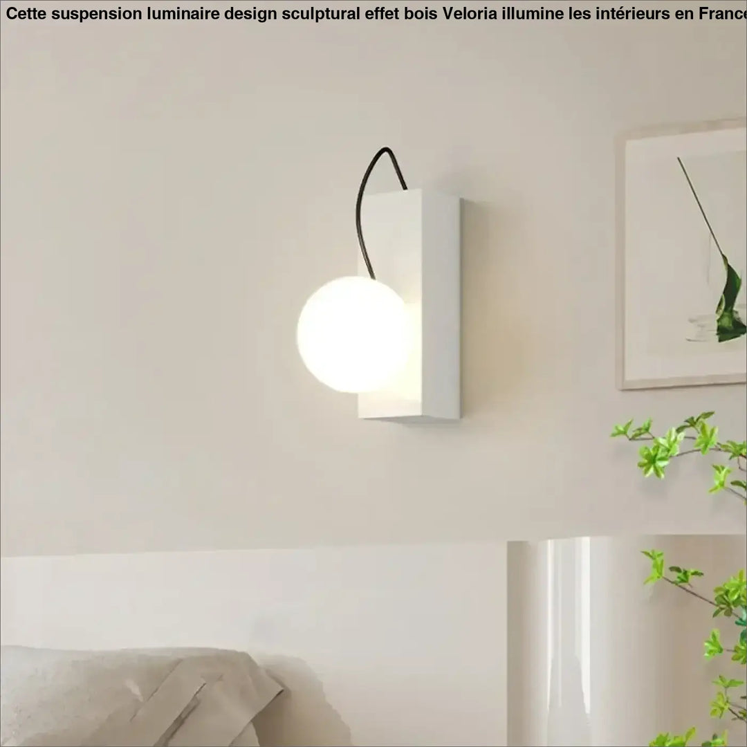 Minimalist suspension luminaire design sculptural avec une applique murale blanche et une ampoule sphérique givrée veloria
